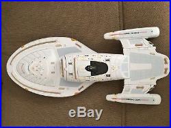 Bandai Star Trek USS Voyager lighted model ship, Excellent condition
