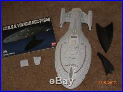 Bandai Star Trek USS Voyager lighted model ship, Excellent condition