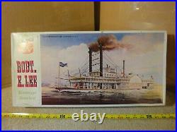 Rare! Vintage Life-Like Robert E. Lee steamboat, paddleboat model ship kit 09237